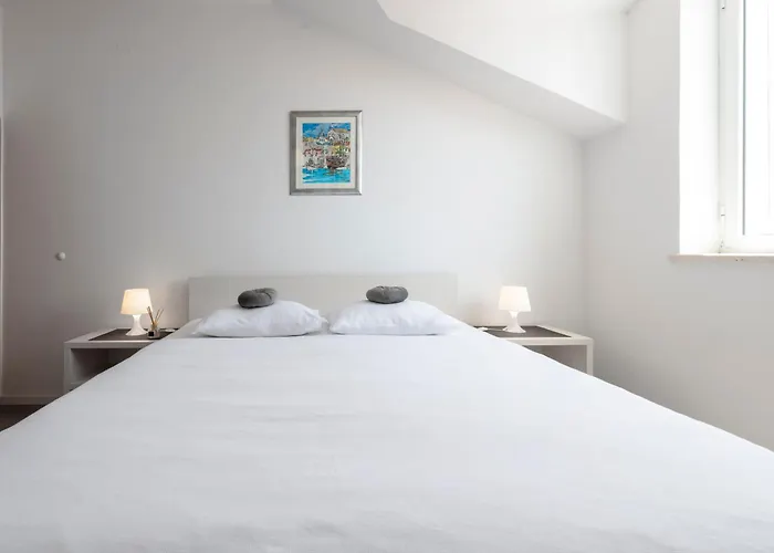 Chill Out - Old Town & Seaview Apartments